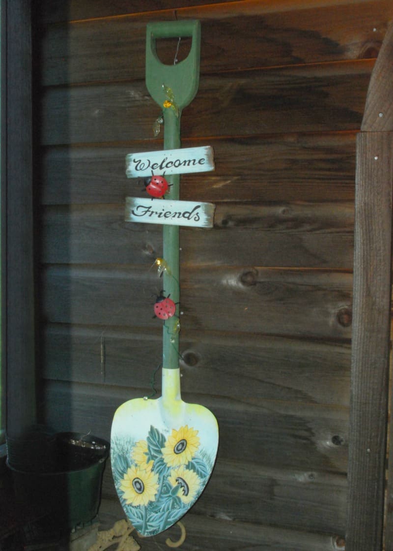 Garden shovel welcome sign