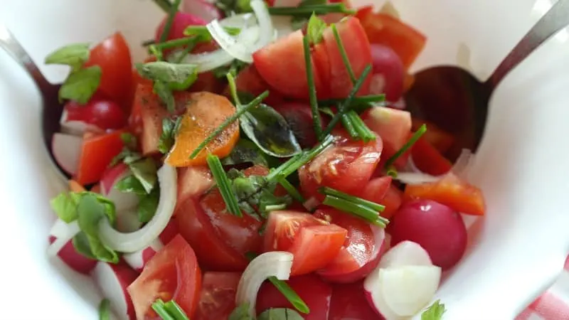 Tomato salad with onions and parsley