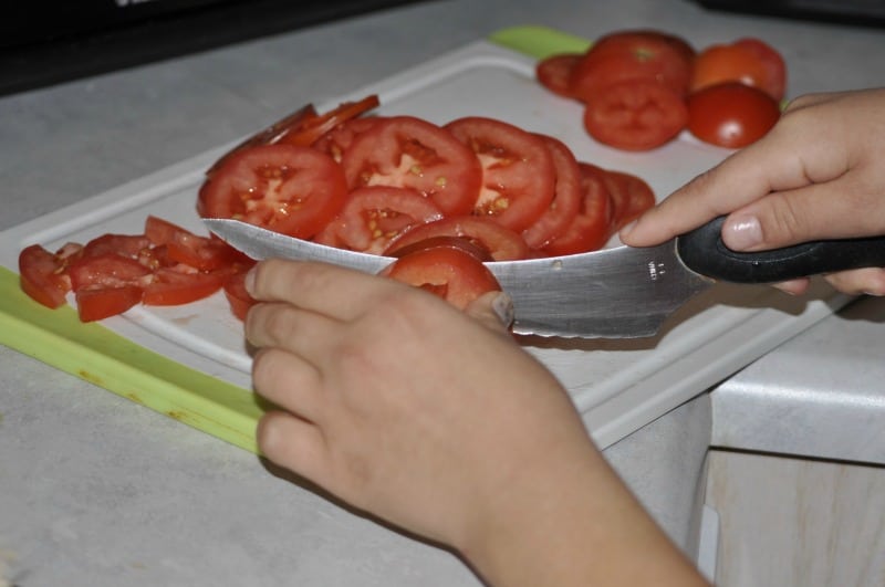 Slicing tomatoes