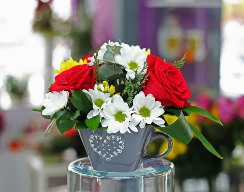 Cheery bouquet with roses and daisies