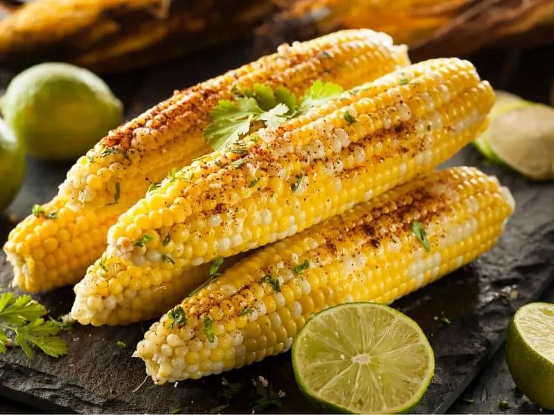 Yummy looking corn on the cob, ready to eat