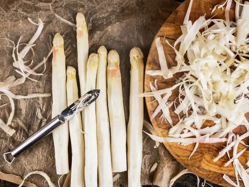 Peeled white asparagus