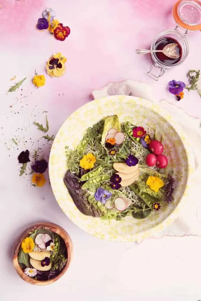 How to Use Edible Flowers to Decorate Cakes - Flowers to Use and Ideas