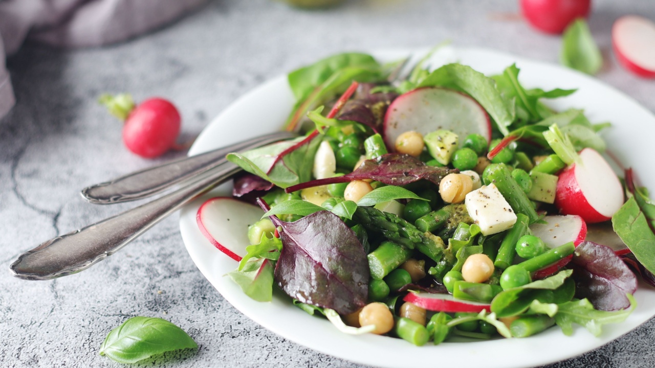 Green salad with asparagus and radish