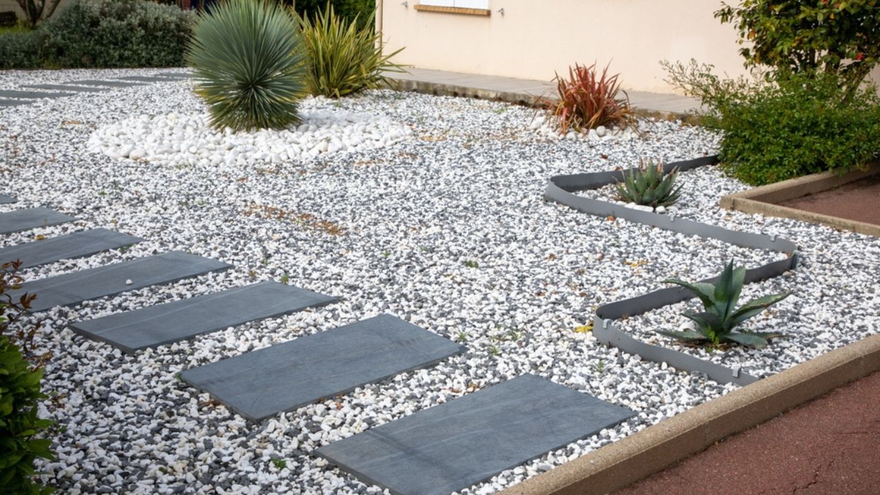 Living gray and white gravel house outdoor with Japanese steps as dry garden Yard Design exterior