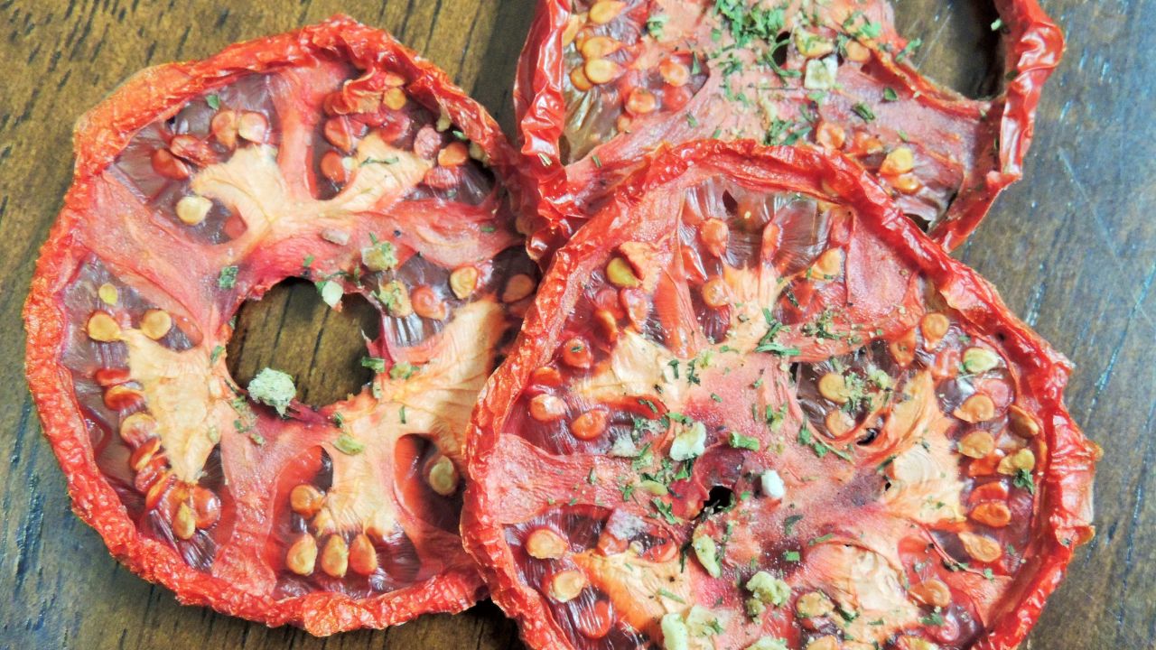 Seasoned dried tomato slices
