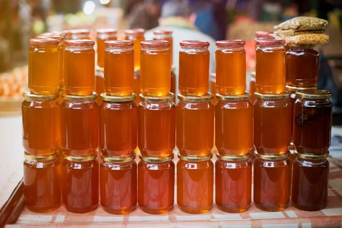 honey jars lined up 