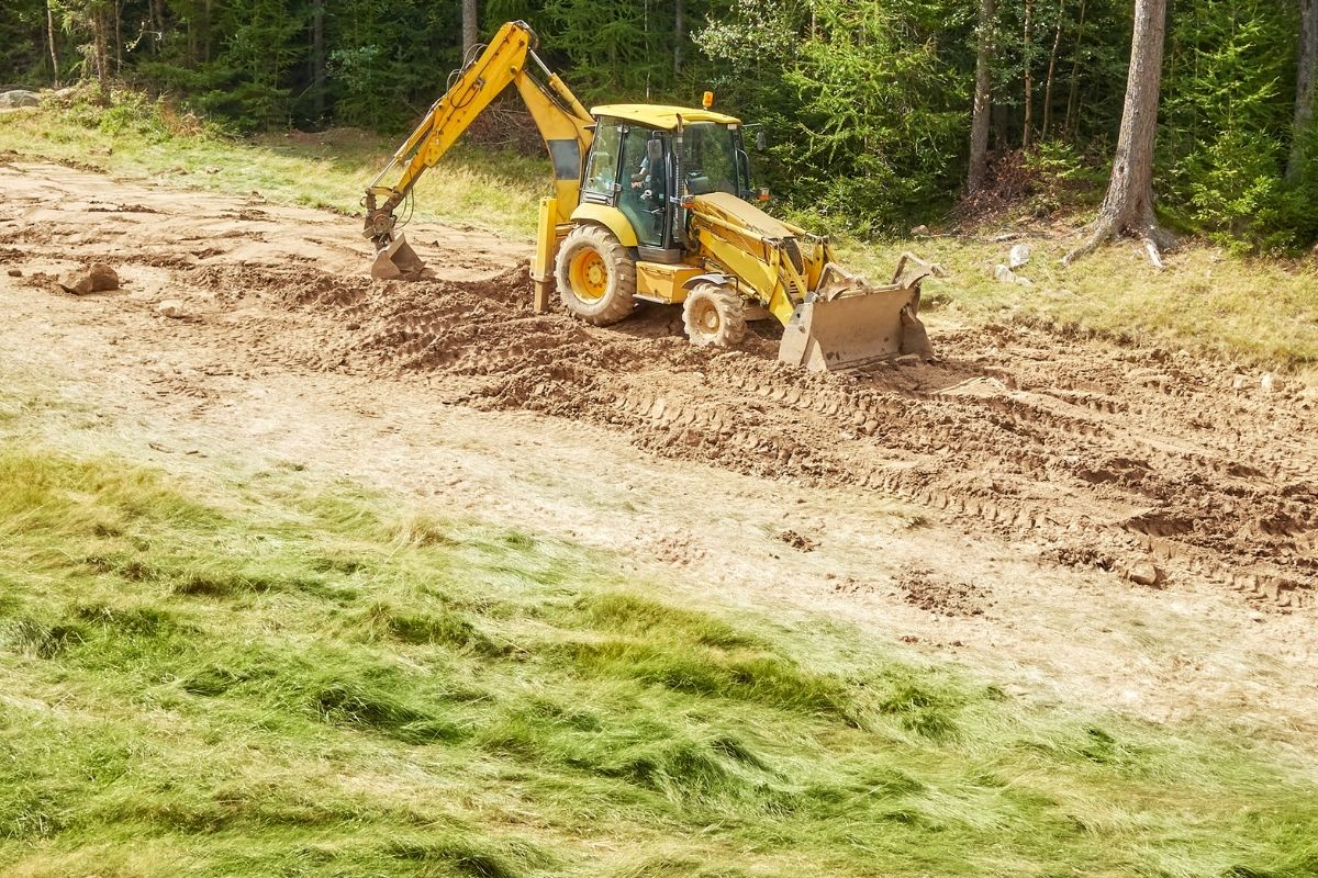 How Much Does It Cost To Level A Yard? Quick Guide To Regrading Your ... - Tractor Leveling BackyarD