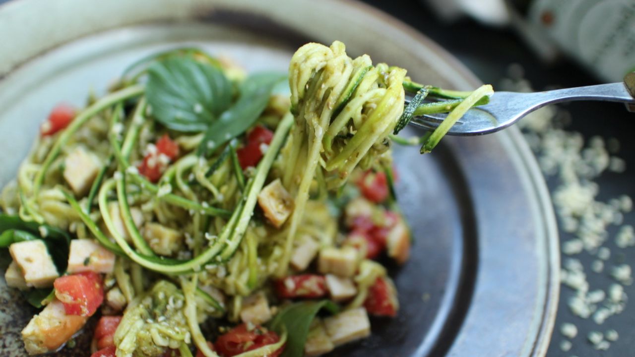 Raw food. Zoodles (Zucchini Noodles) with Basil Pesto.