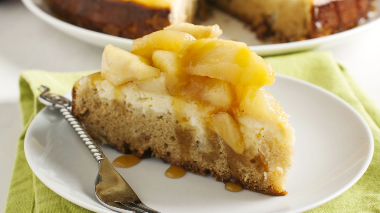 Caramel apple cheesecake pie