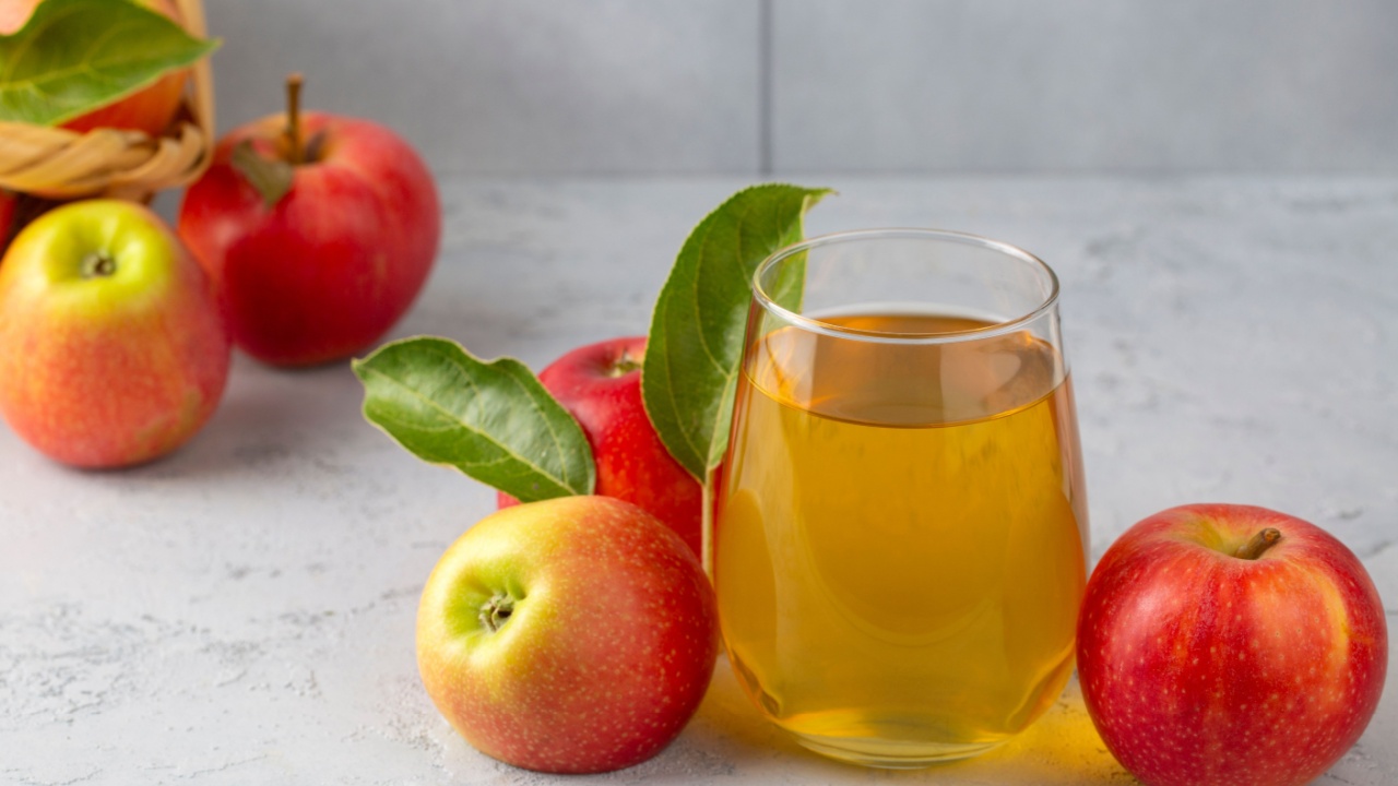 A glass of fresh apple juice