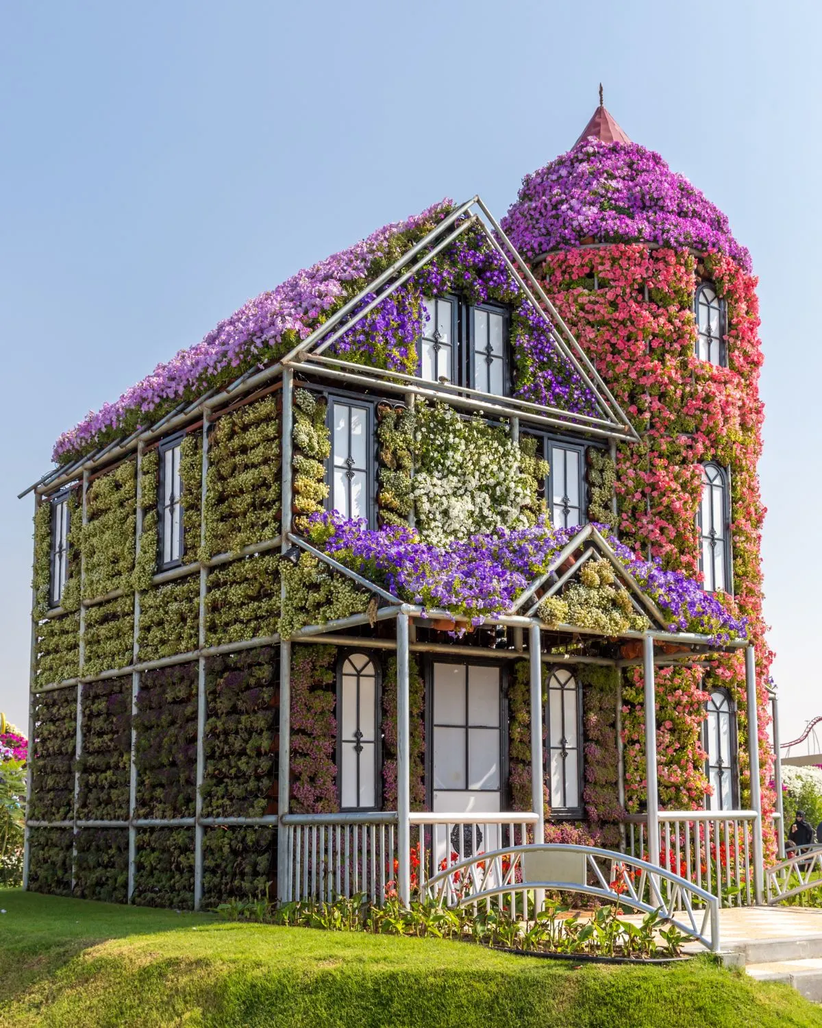 House covered in flowers at the Dubai Miracle Garden. 