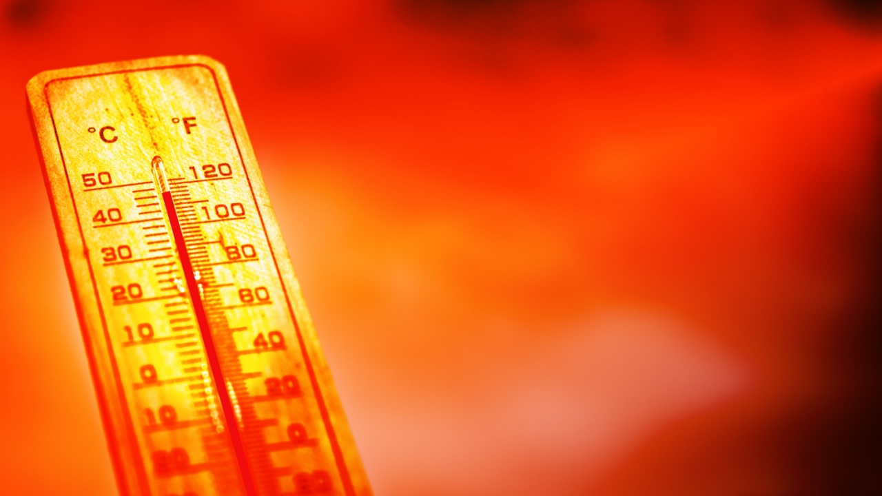 Image of a thermometer during a heat wave