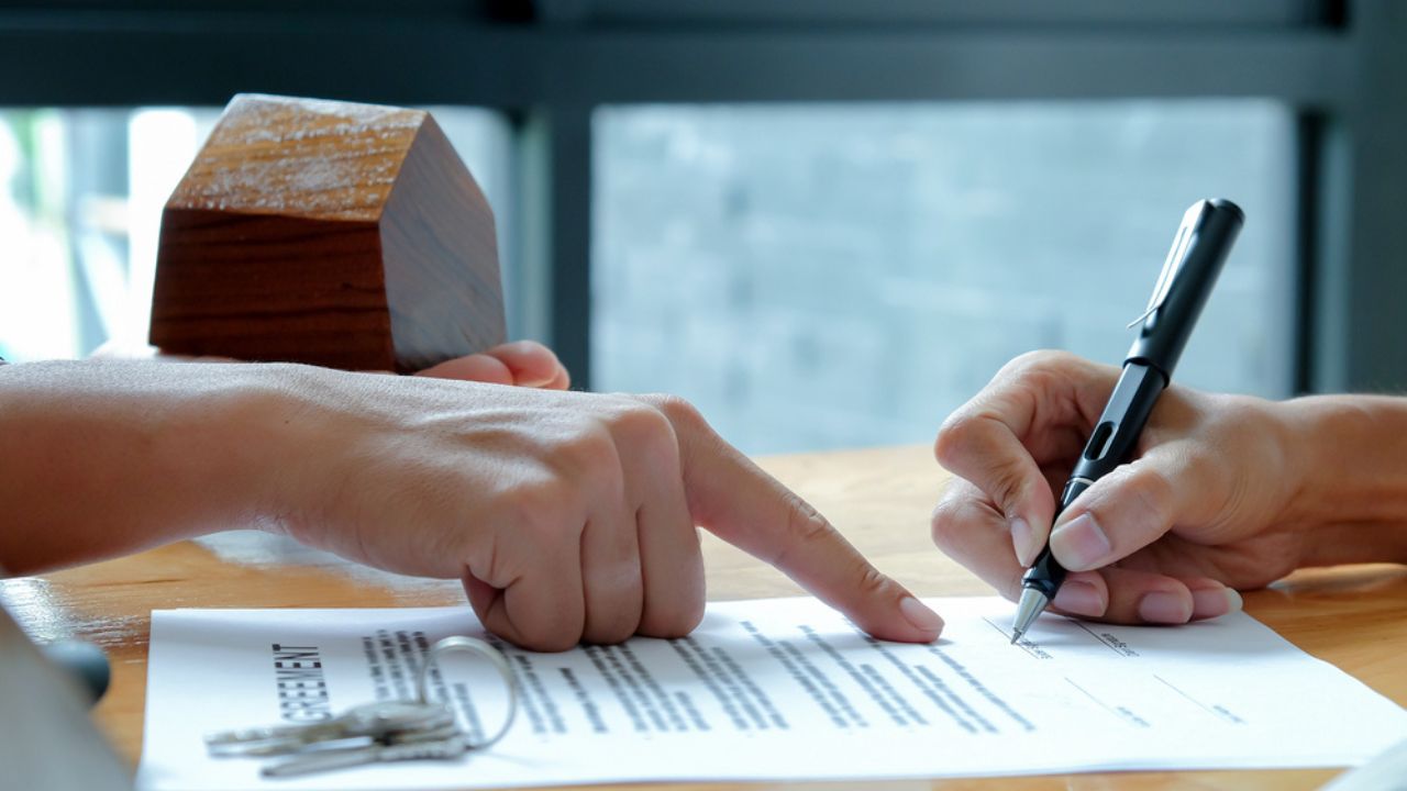 The House Broker Pointed to the Hand Documents That Customers Si