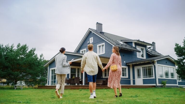 Real,Estate,Agent,Showing,A,Beautiful,Big,House,To,A