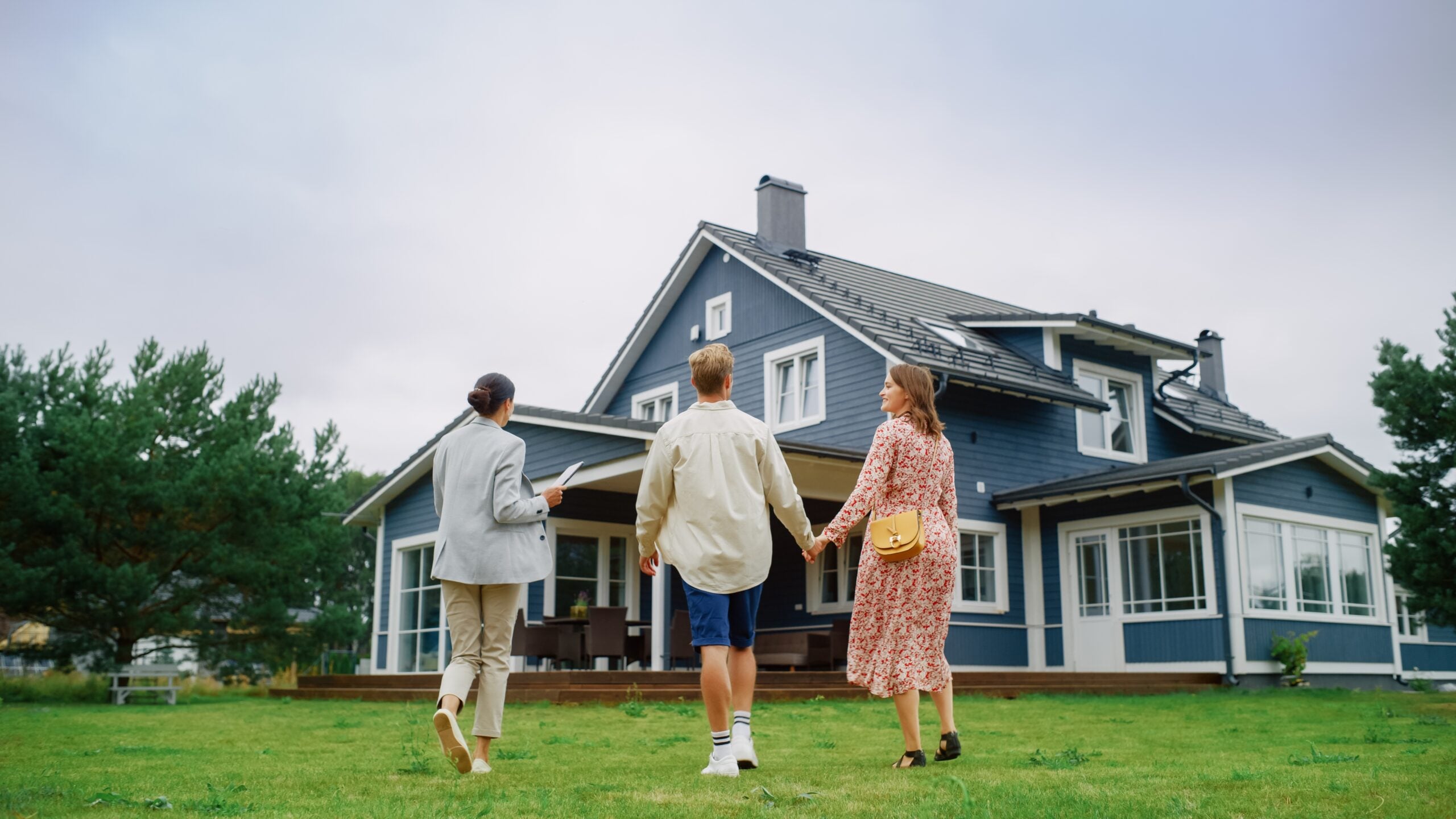 Real,Estate,Agent,Showing,A,Beautiful,Big,House,To,A