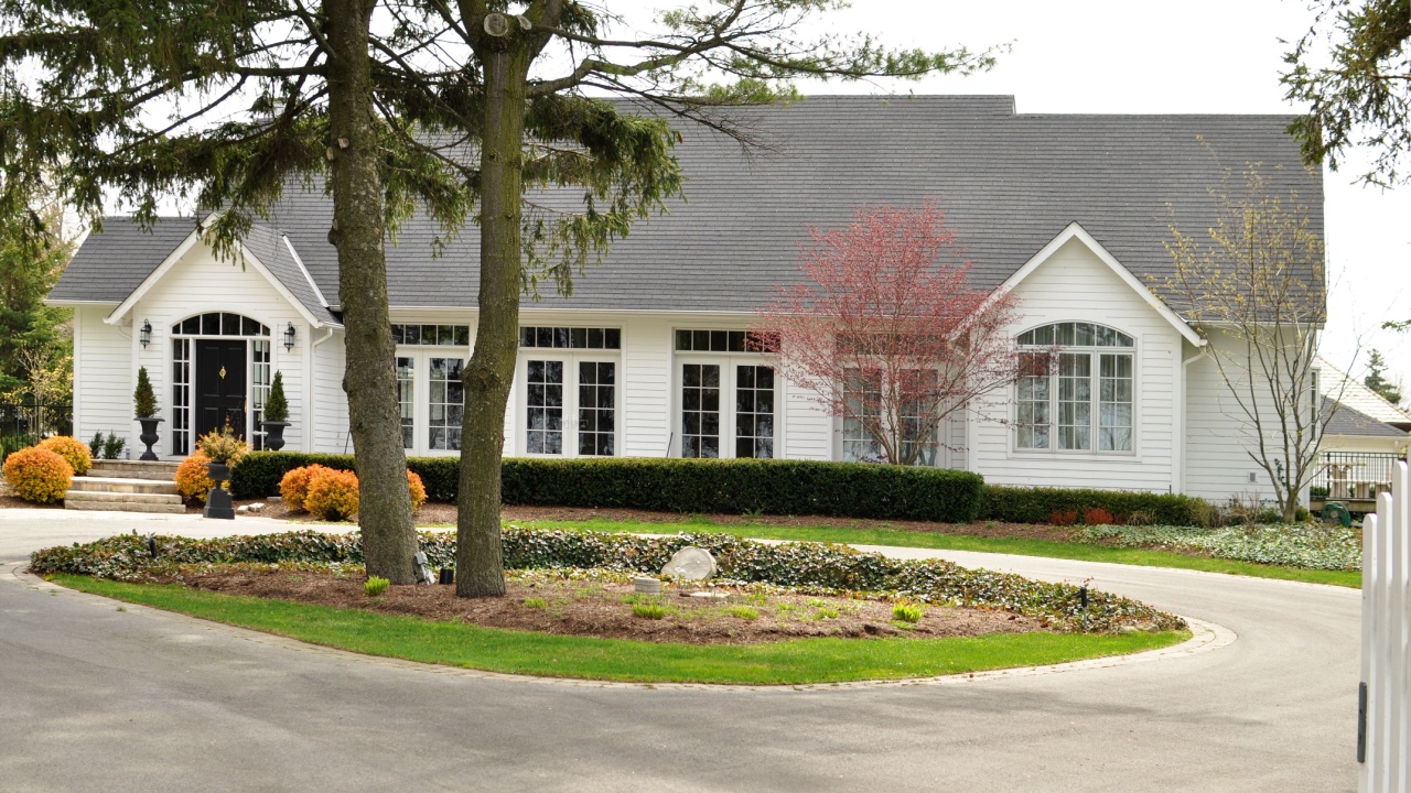 Circular gravel driveway in front of a rural house in New Jersey