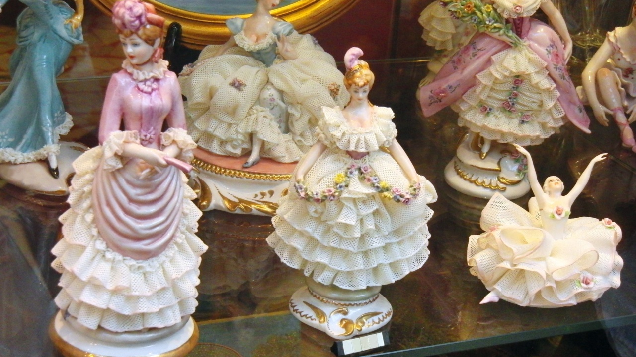 Porcelain figurines in the window