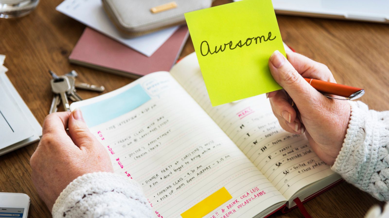 Person holding yellow stick note