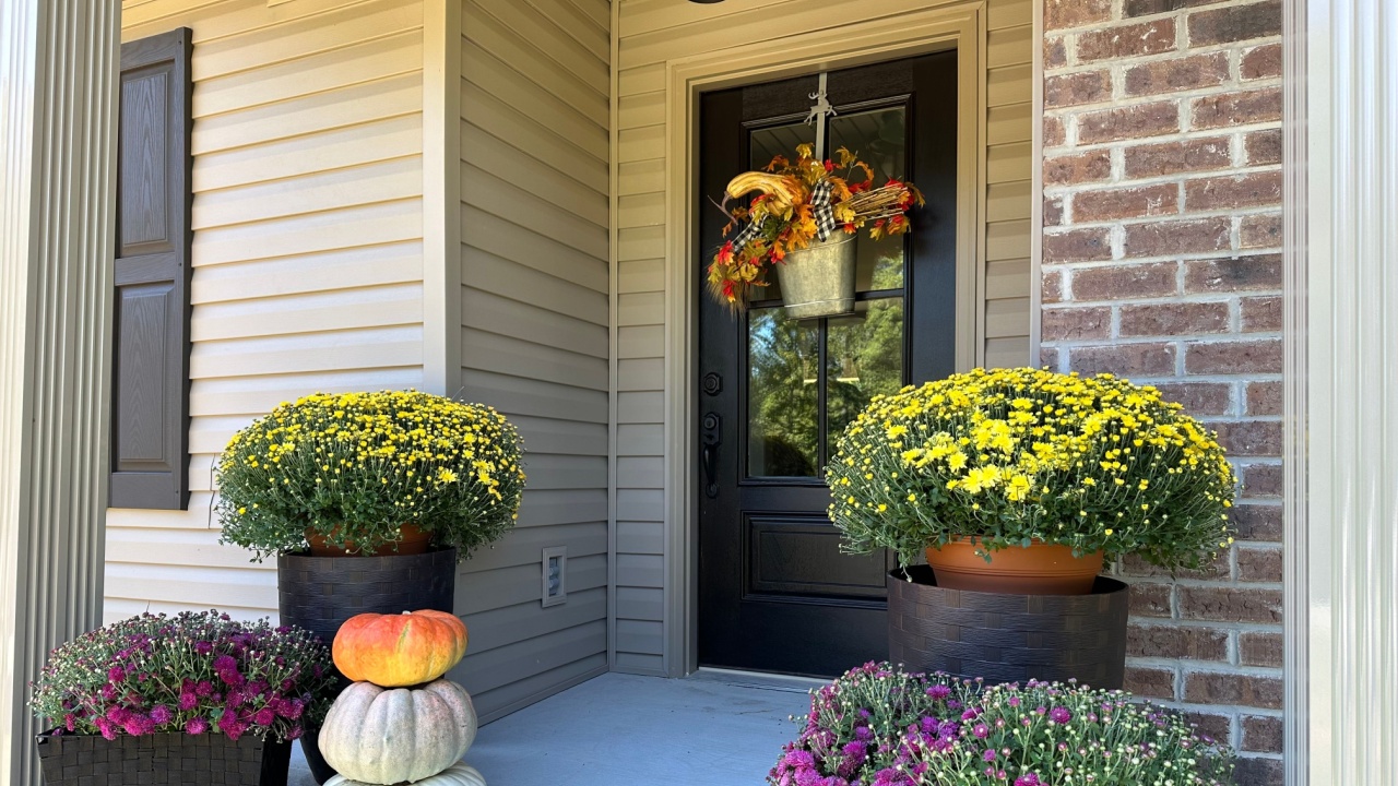 Fall decorations with Mums and Pumpkins