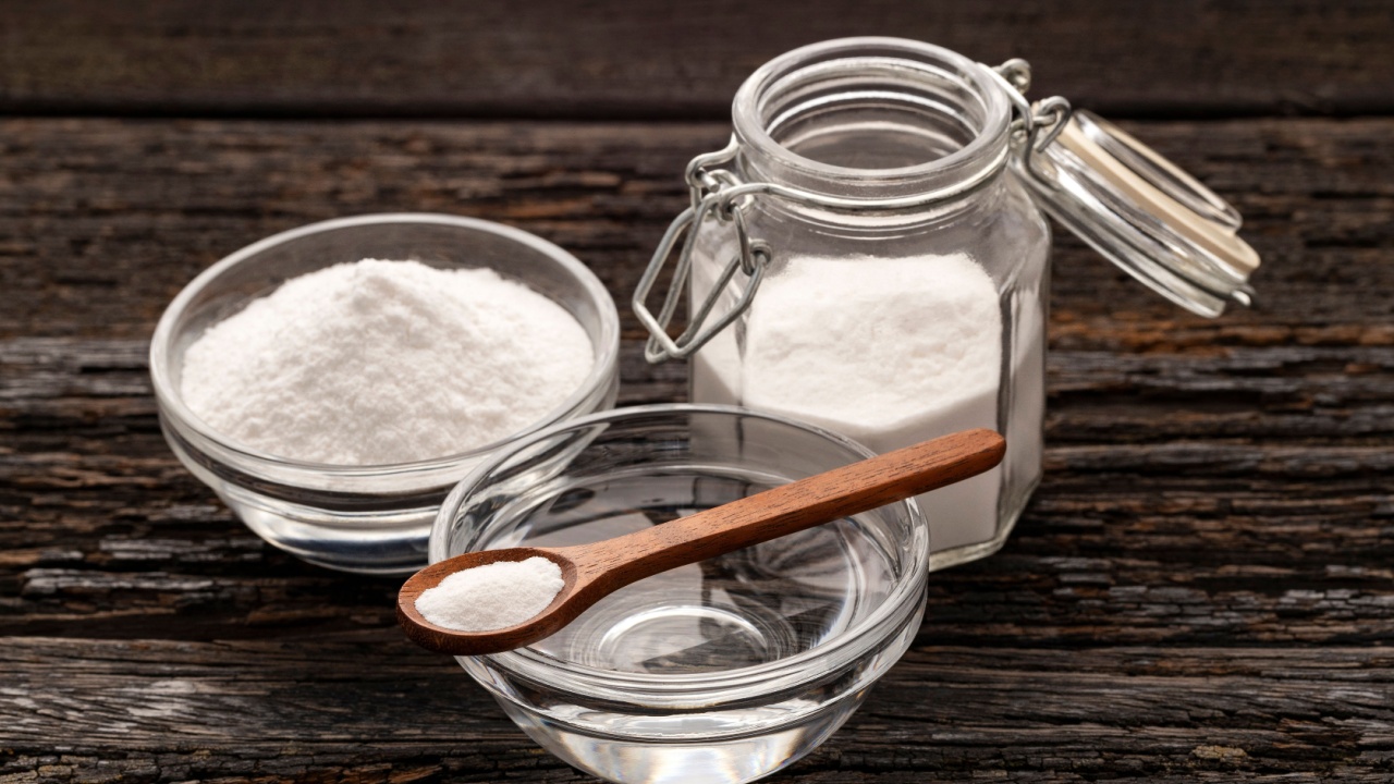 Glass jar with baking soda to mix with water.