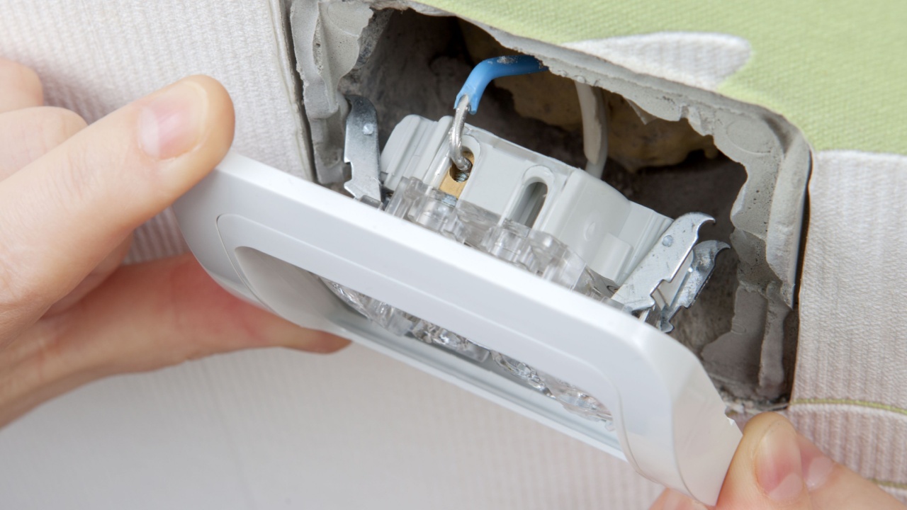 replace wall switch Inserting light switch into electrical box