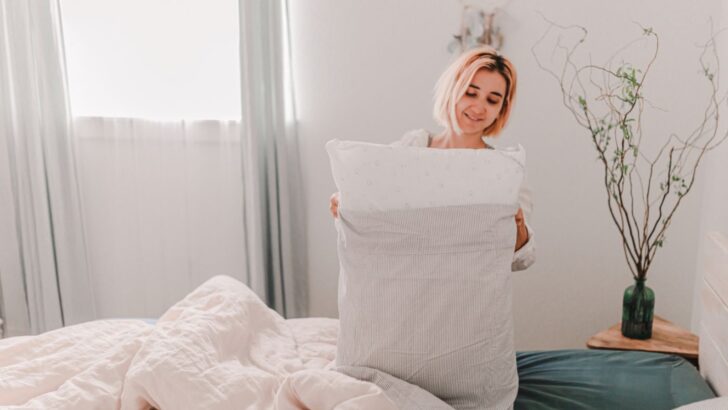 4 Reasons to Never Wash the Sheets After Guests Leave