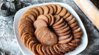 a plate of gingersnap cookies