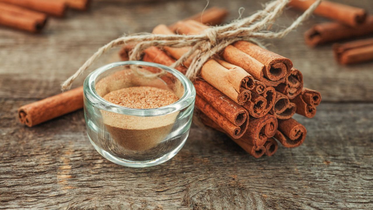 Ground cinnamon, cinnamon sticks