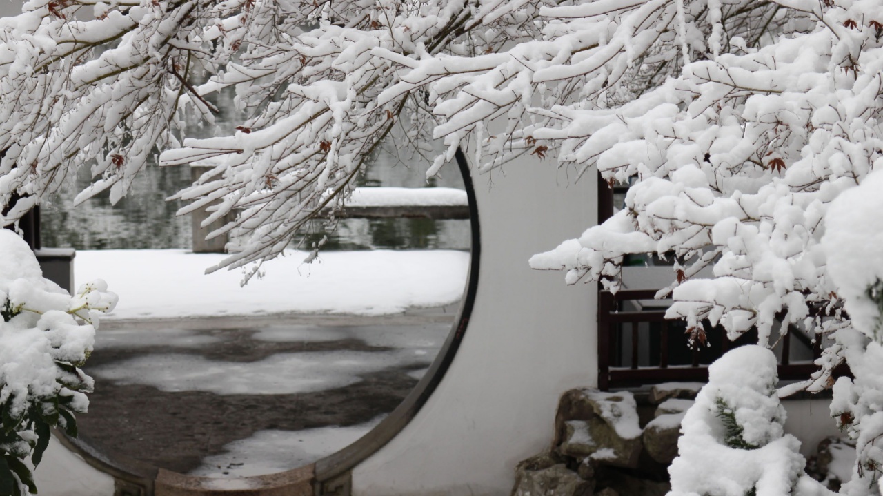 Garden under Snow: The Moon Gate