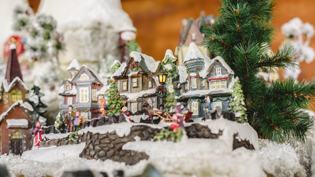 Figures and Christmas decorations in Nordic style, miniature houses with a snowy village.