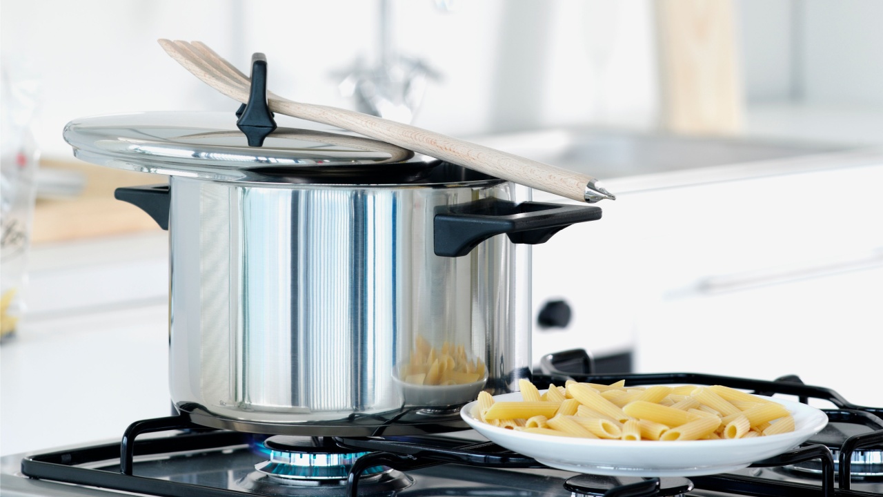 waiting for water to boil to make pasta (maccheroni)