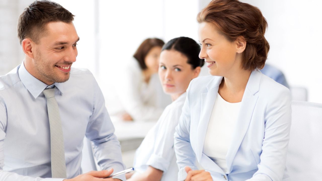 Usiness colleagues talking in office