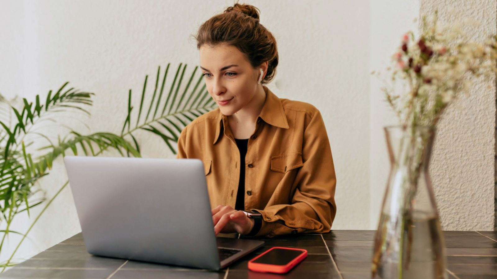Woman working in the table with her laptop