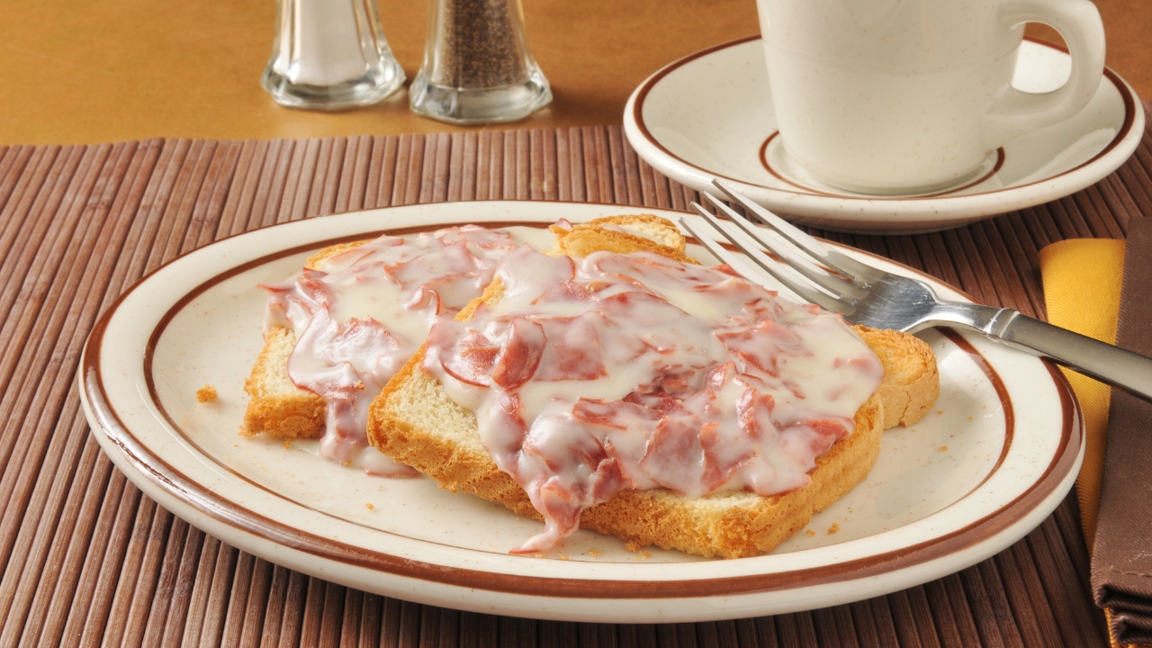 chipped beef with gravy on toast