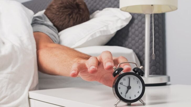 11 Traits of People Who Can&rsquo;t Help But Hit the Snooze Button