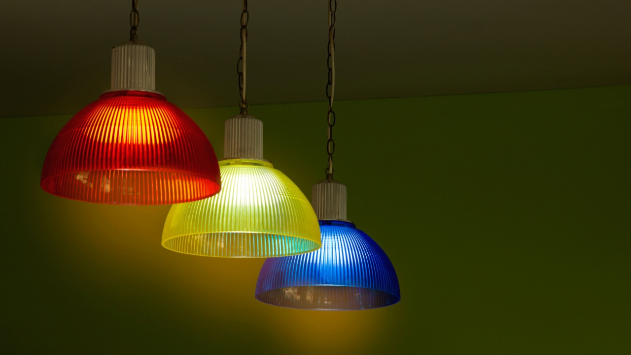 Red, blue and yellow lanterns, lighting accessories in coffee shops. The atmosphere of drinking coffee with the beautiful colors of the lamp.