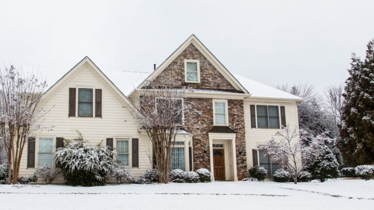 Ditch the Inflatables: 5 Holiday Yard Designs Fit for a King