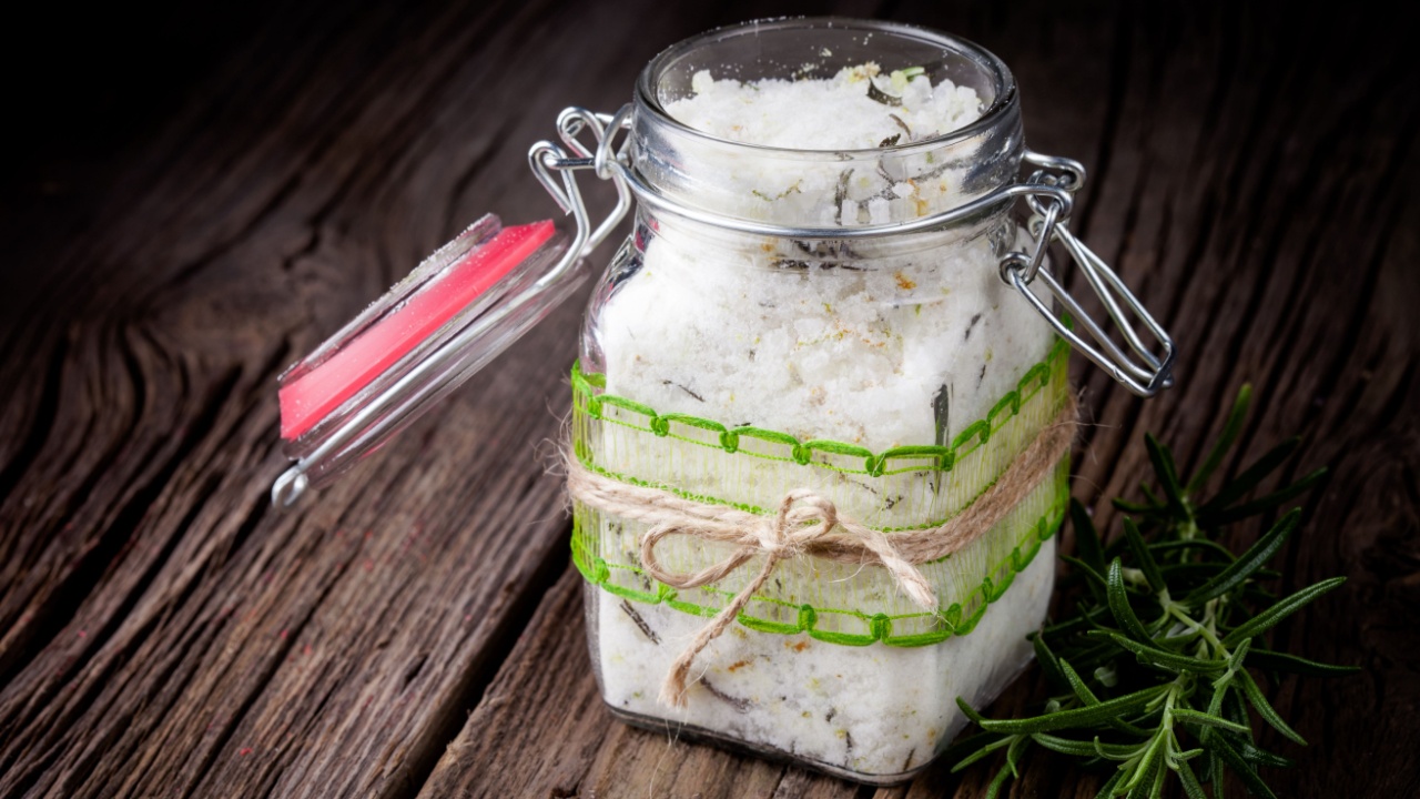 Handmade DIY natural crystal bath salt with seasalt, baking soda, lavender, rosemary anf grapefruit oil