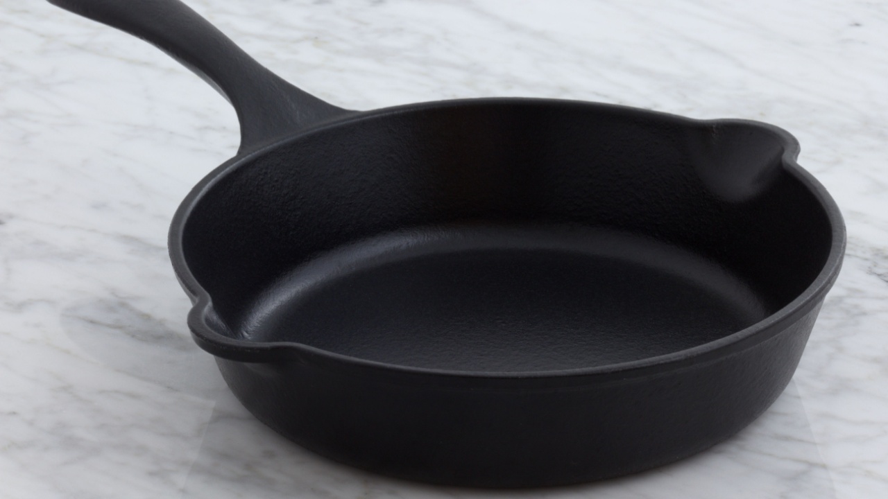 Cast iron skillet, perfect for your most delicious Stove and oven recipes.