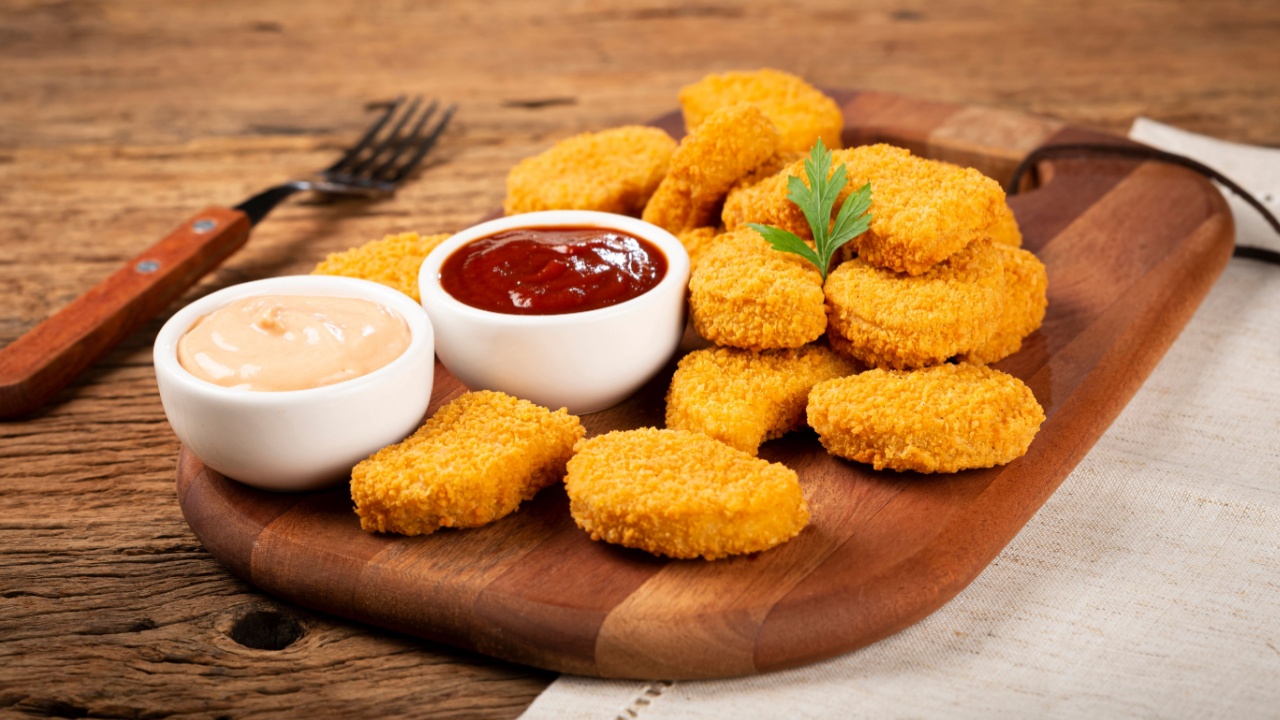 Fried chicken nuggets with ketchp and rose sauce.