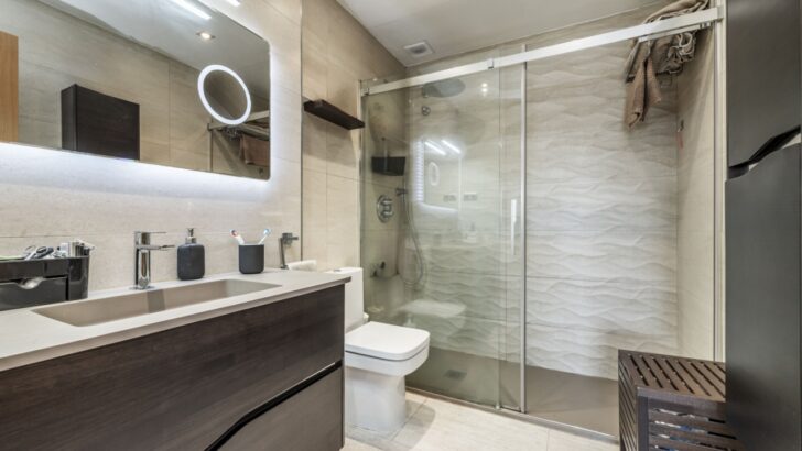 3 Reasons Glass Shower Doors Aren&rsquo;t All They&rsquo;re Hyped to Be