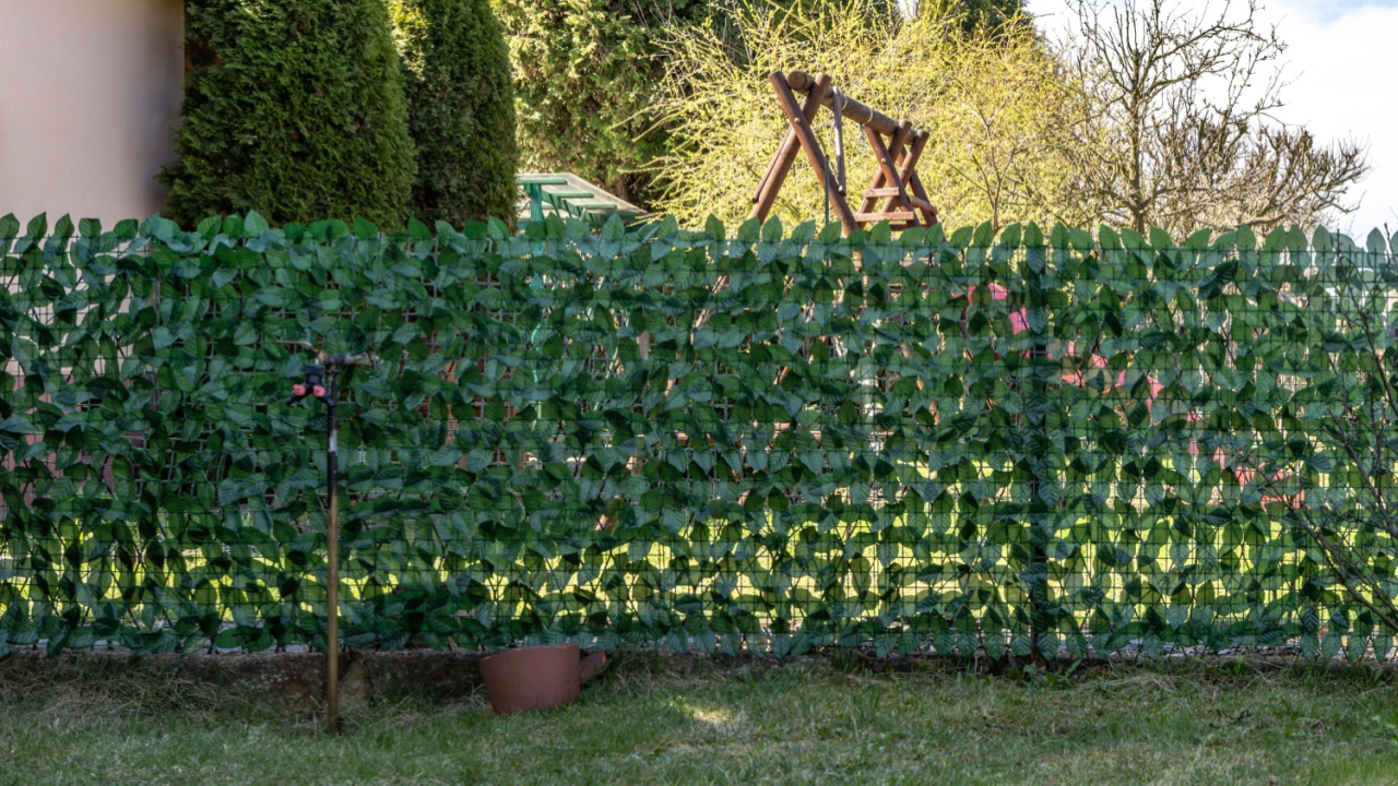 Artificial leaves on the fence, garden decorations, imitation ivy, artificial leaves hanging on the fence