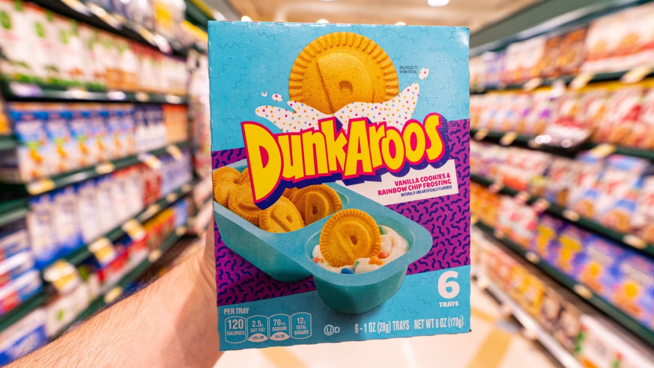 Cary, North Carolina - August 27 2025: Dunkaroos Vanilla Cookie And Rainbow Sprinkle Frosting Snack Pack Classic Packaging On Grocery Store Shelf At Harris Teeter