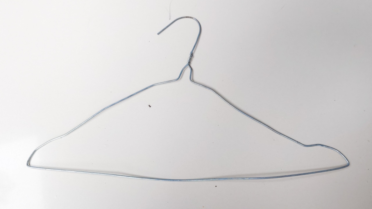 Wire hanger, taken from the front position