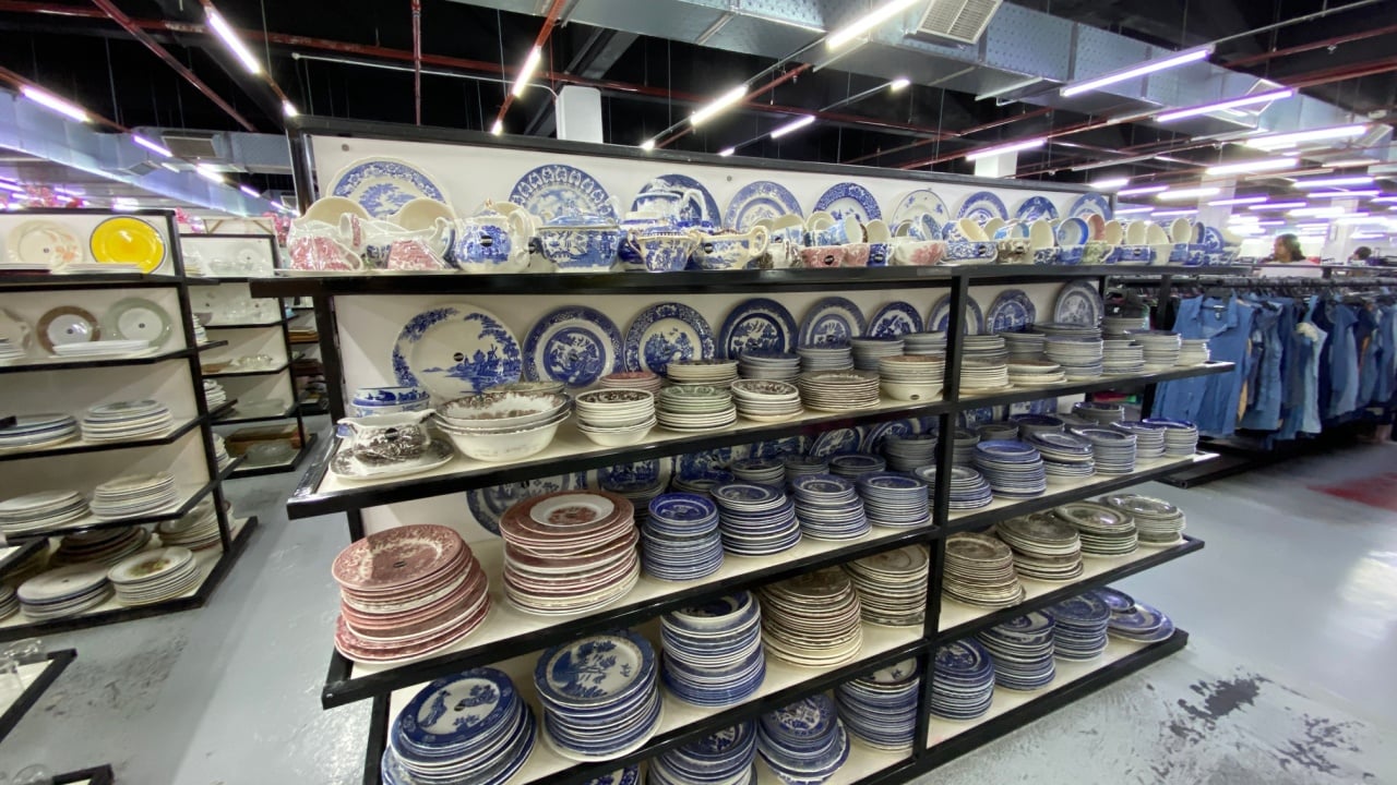 Thrift shop massive collection of ancient ceramic porcelain plate kitchenware, dining table Location: penampang, sabah, malaysia Time: 4 november 2025