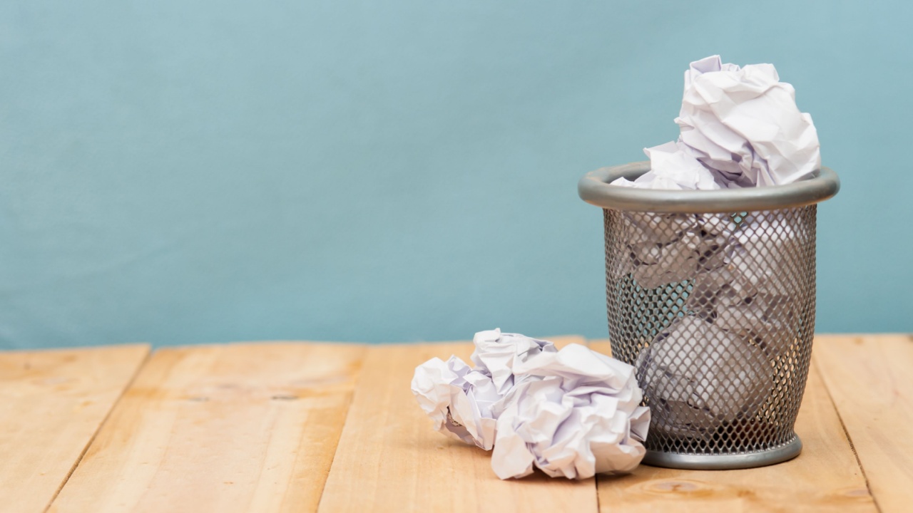 Recycle,trash bin and crumpled paper balls on wood ; vintage tone style