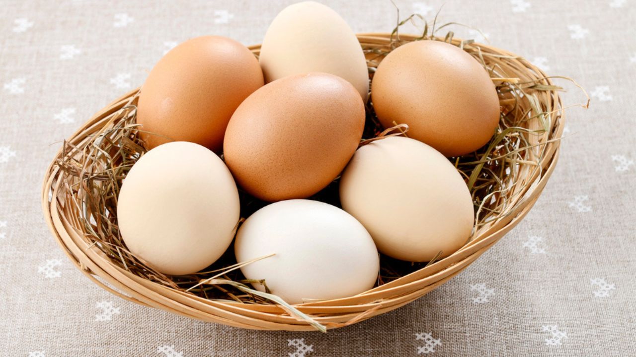 Wicker basket with eggs.