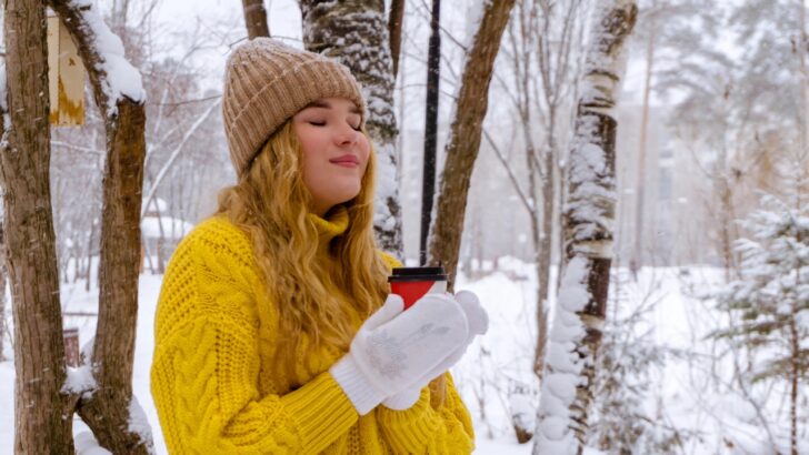 A Single Living Expert’s Guide to a Happier Solo Christmas Day