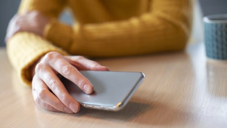 A Digital Detox Expert Reveals Three Steps to Break the Scrolling Habit